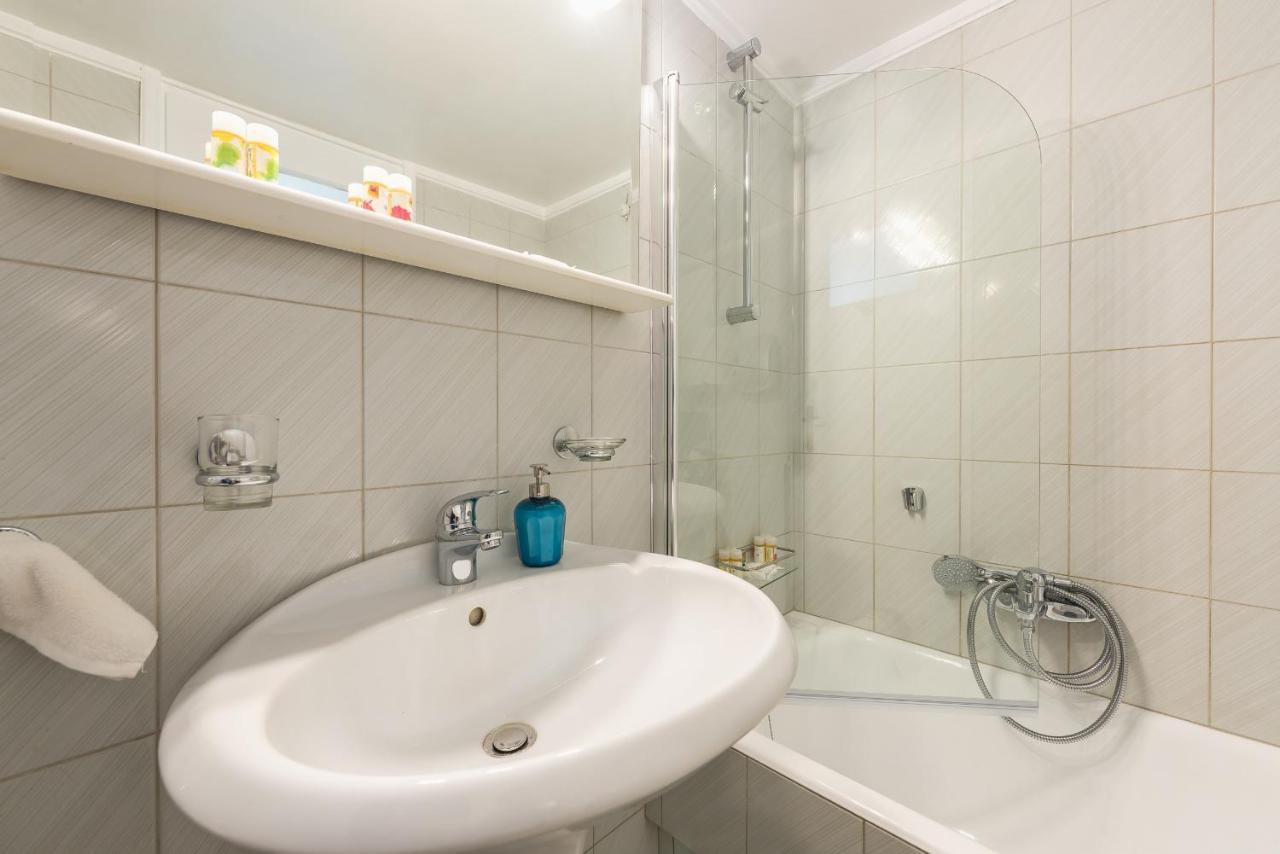 Cozy And Fresh Apt Close To Metro Atena Exterior foto